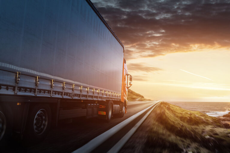 LKW auf einer Küstenstraße